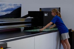 durst-p5-x-flatbed-printer-with-operator
