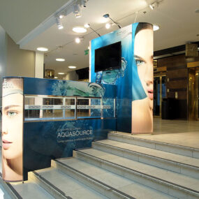 Shopping mall retail display with TV mount and shelving